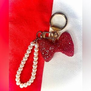 Beautiful, sparkly, large red bow and pearl purse charm. ❤️